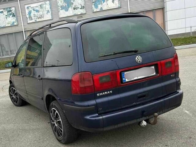 Синий Фольксваген Шаран, объемом двигателя 1.9 л и пробегом 290 тыс. км за 2600 $, фото 1 на Automoto.ua