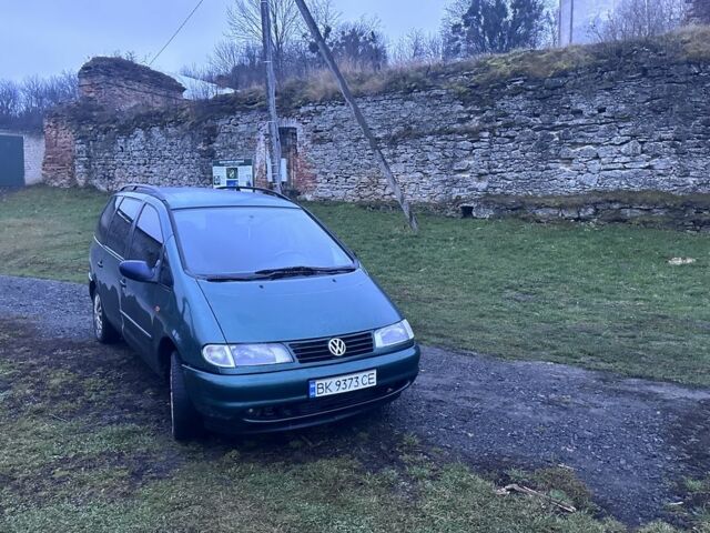 Зеленый Фольксваген Шаран, объемом двигателя 1.9 л и пробегом 350 тыс. км за 3450 $, фото 1 на Automoto.ua