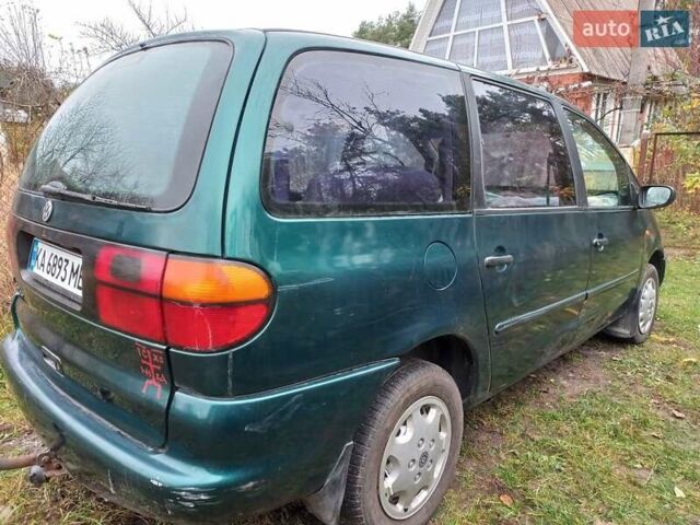 Зеленый Фольксваген Шаран, объемом двигателя 2 л и пробегом 300 тыс. км за 1700 $, фото 1 на Automoto.ua