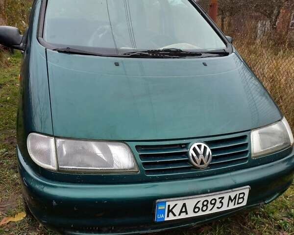 Зеленый Фольксваген Шаран, объемом двигателя 2 л и пробегом 300 тыс. км за 1700 $, фото 2 на Automoto.ua