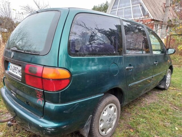 Зеленый Фольксваген Шаран, объемом двигателя 2 л и пробегом 300 тыс. км за 1700 $, фото 2 на Automoto.ua