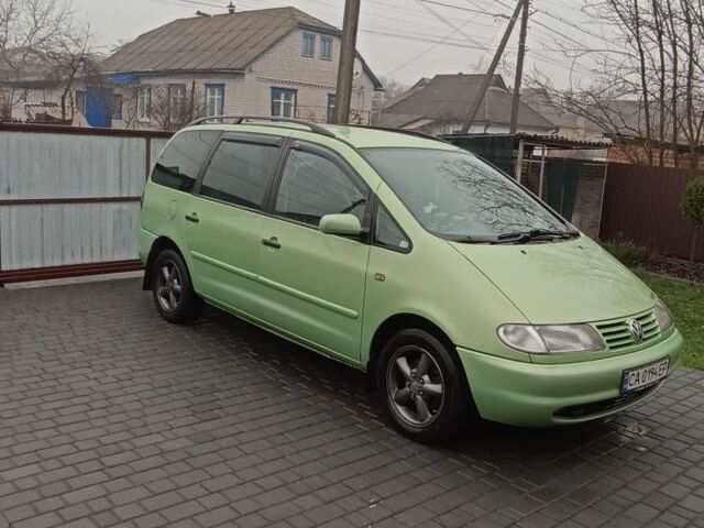 Зеленый Фольксваген Шаран, объемом двигателя 1.9 л и пробегом 362 тыс. км за 4253 $, фото 2 на Automoto.ua
