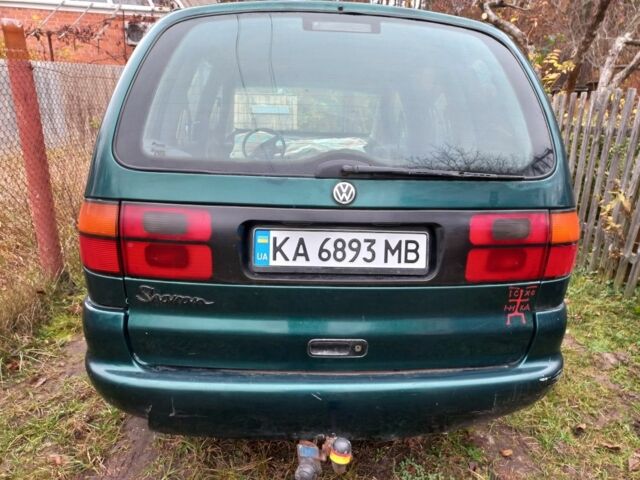 Зеленый Фольксваген Шаран, объемом двигателя 2 л и пробегом 300 тыс. км за 1700 $, фото 1 на Automoto.ua