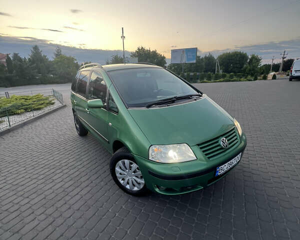 Зеленый Фольксваген Шаран, объемом двигателя 1.8 л и пробегом 316 тыс. км за 4350 $, фото 1 на Automoto.ua