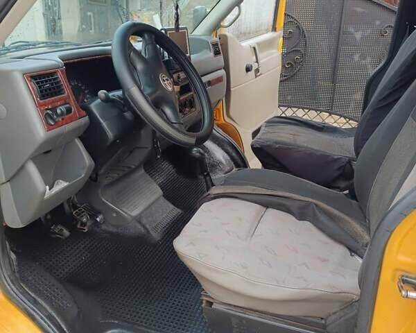 Жовтий Фольксваген T4 (Transporter) пасс., об'ємом двигуна 2.5 л та пробігом 460 тис. км за 7800 $, фото 6 на Automoto.ua