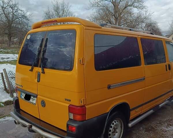 Жовтий Фольксваген T4 (Transporter) пасс., об'ємом двигуна 2.5 л та пробігом 460 тис. км за 7800 $, фото 1 на Automoto.ua