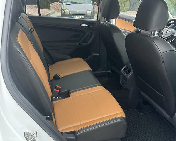 Белый Фольксваген Tiguan Allspace, объемом двигателя 2 л и пробегом 77 тыс. км за 18800 $, фото 8 на Automoto.ua
