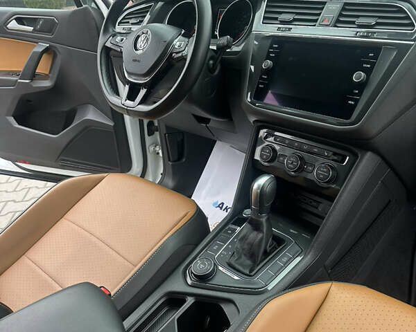 Белый Фольксваген Tiguan Allspace, объемом двигателя 2 л и пробегом 77 тыс. км за 18800 $, фото 11 на Automoto.ua