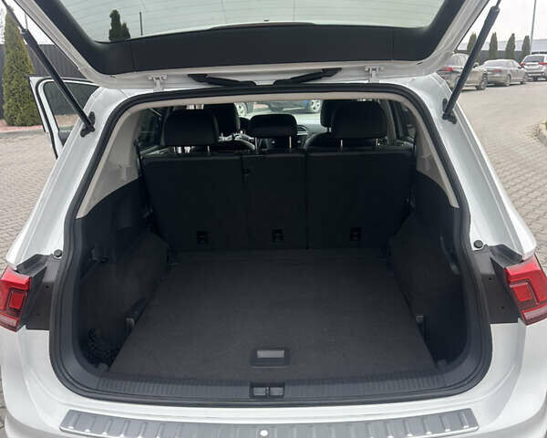 Белый Фольксваген Tiguan Allspace, объемом двигателя 2 л и пробегом 77 тыс. км за 18800 $, фото 5 на Automoto.ua