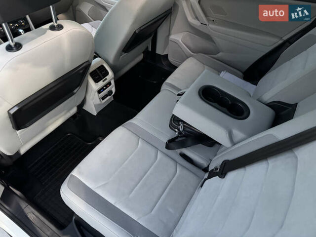Білий Фольксваген Tiguan Allspace, об'ємом двигуна 2 л та пробігом 193 тис. км за 26499 $, фото 35 на Automoto.ua