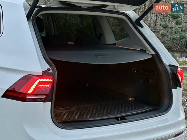 Белый Фольксваген Tiguan Allspace, объемом двигателя 2 л и пробегом 184 тыс. км за 31499 $, фото 99 на Automoto.ua
