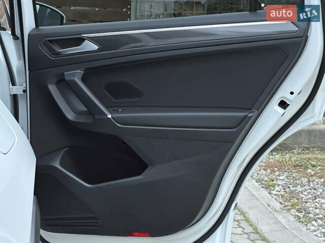Белый Фольксваген Tiguan Allspace, объемом двигателя 2 л и пробегом 184 тыс. км за 31499 $, фото 83 на Automoto.ua