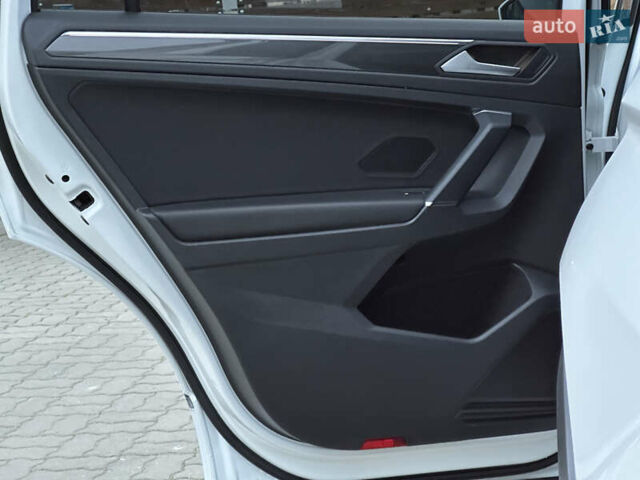 Белый Фольксваген Tiguan Allspace, объемом двигателя 2 л и пробегом 184 тыс. км за 31499 $, фото 76 на Automoto.ua