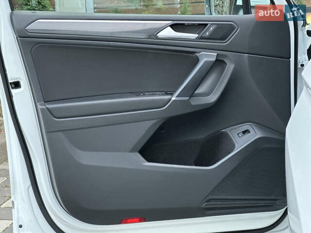 Белый Фольксваген Tiguan Allspace, объемом двигателя 2 л и пробегом 184 тыс. км за 31499 $, фото 53 на Automoto.ua