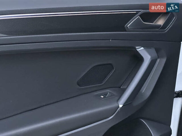 Белый Фольксваген Tiguan Allspace, объемом двигателя 2 л и пробегом 184 тыс. км за 31499 $, фото 77 на Automoto.ua
