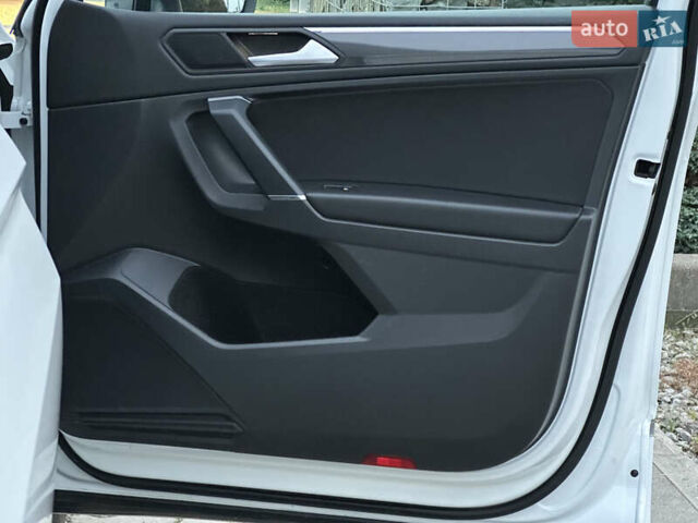 Белый Фольксваген Tiguan Allspace, объемом двигателя 2 л и пробегом 184 тыс. км за 31499 $, фото 88 на Automoto.ua