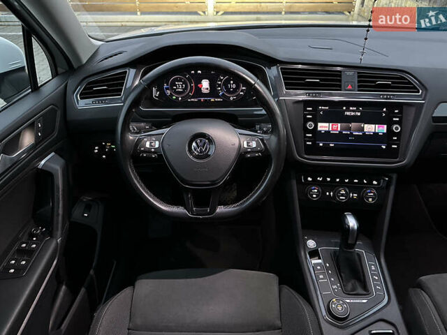 Белый Фольксваген Tiguan Allspace, объемом двигателя 2 л и пробегом 184 тыс. км за 31499 $, фото 70 на Automoto.ua