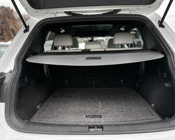 Білий Фольксваген Tiguan Allspace, об'ємом двигуна 2 л та пробігом 44 тис. км за 26500 $, фото 16 на Automoto.ua