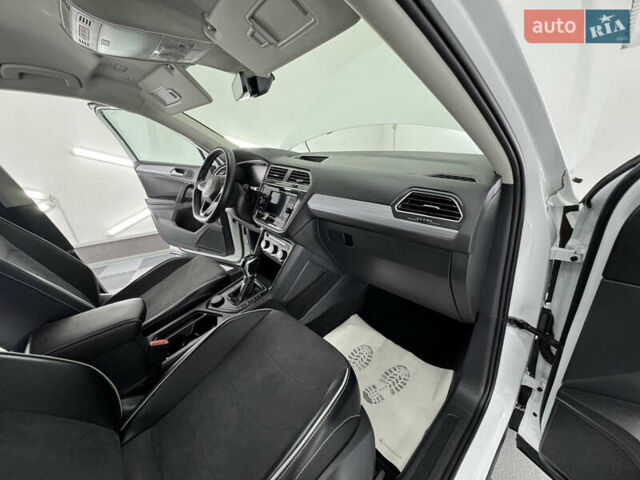 Белый Фольксваген Tiguan Allspace, объемом двигателя 2 л и пробегом 86 тыс. км за 24999 $, фото 29 на Automoto.ua