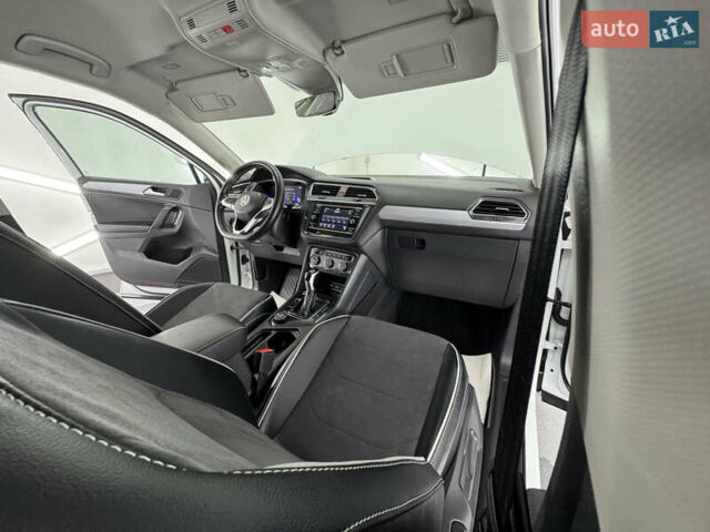 Белый Фольксваген Tiguan Allspace, объемом двигателя 2 л и пробегом 86 тыс. км за 24999 $, фото 66 на Automoto.ua