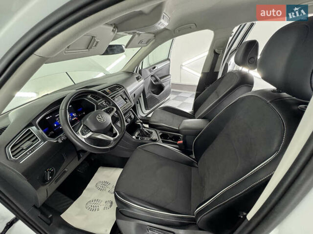 Белый Фольксваген Tiguan Allspace, объемом двигателя 2 л и пробегом 86 тыс. км за 24999 $, фото 44 на Automoto.ua