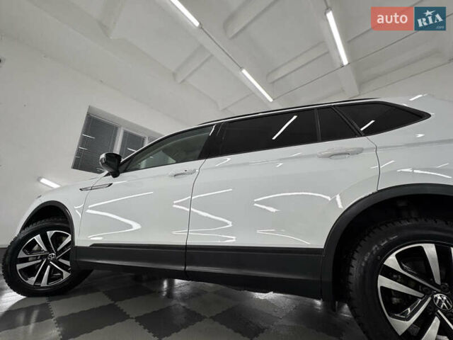 Белый Фольксваген Tiguan Allspace, объемом двигателя 2 л и пробегом 86 тыс. км за 24999 $, фото 133 на Automoto.ua