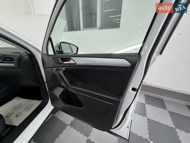 Белый Фольксваген Tiguan Allspace, объемом двигателя 2 л и пробегом 86 тыс. км за 24999 $, фото 74 на Automoto.ua