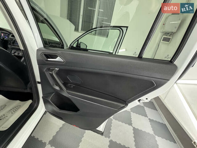 Белый Фольксваген Tiguan Allspace, объемом двигателя 2 л и пробегом 86 тыс. км за 24999 $, фото 69 на Automoto.ua