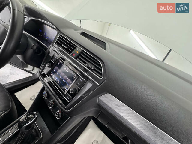 Белый Фольксваген Tiguan Allspace, объемом двигателя 2 л и пробегом 86 тыс. км за 24999 $, фото 77 на Automoto.ua