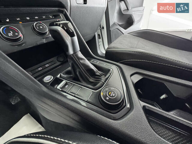 Белый Фольксваген Tiguan Allspace, объемом двигателя 2 л и пробегом 86 тыс. км за 24999 $, фото 36 на Automoto.ua