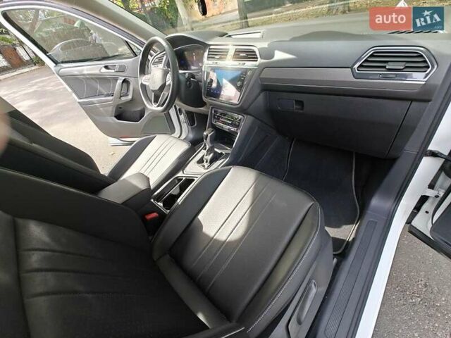 Белый Фольксваген Tiguan Allspace, объемом двигателя 1.98 л и пробегом 12 тыс. км за 29100 $, фото 12 на Automoto.ua
