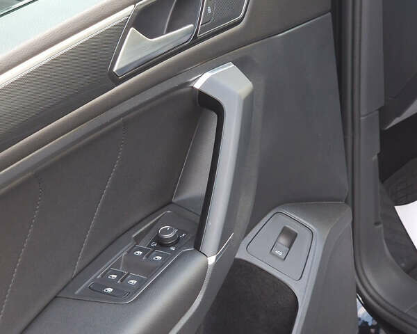 Черный Фольксваген Tiguan Allspace, объемом двигателя 1.98 л и пробегом 98 тыс. км за 23643 $, фото 62 на Automoto.ua