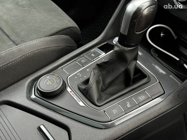 Черный Фольксваген Tiguan Allspace, объемом двигателя 2 л и пробегом 180 тыс. км за 30540 $, фото 22 на Automoto.ua