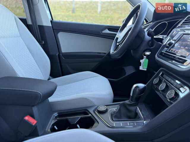 Черный Фольксваген Tiguan Allspace, объемом двигателя 2 л и пробегом 60 тыс. км за 19900 $, фото 17 на Automoto.ua