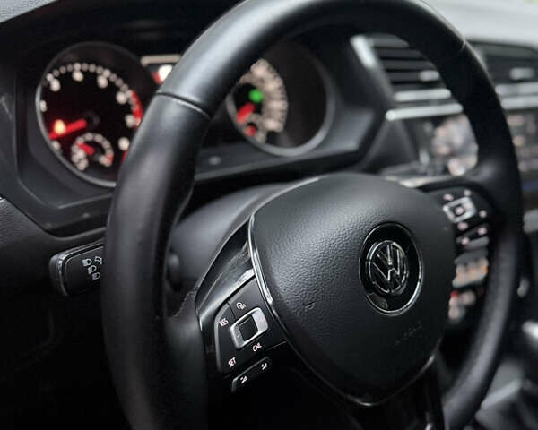 Червоний Фольксваген Tiguan Allspace, об'ємом двигуна 2 л та пробігом 42 тис. км за 20500 $, фото 12 на Automoto.ua