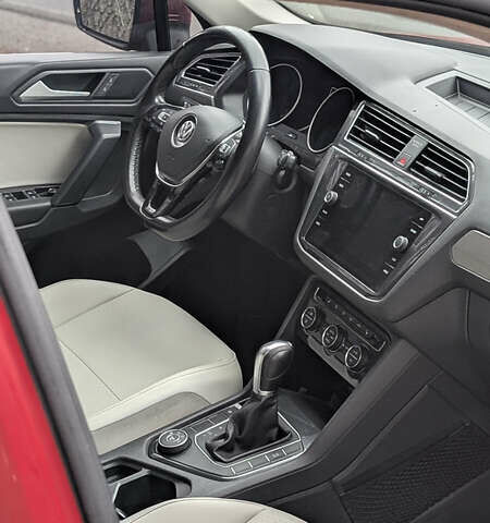 Червоний Фольксваген Tiguan Allspace, об'ємом двигуна 2 л та пробігом 198 тис. км за 16499 $, фото 34 на Automoto.ua