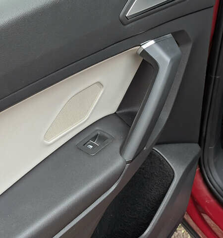 Червоний Фольксваген Tiguan Allspace, об'ємом двигуна 2 л та пробігом 198 тис. км за 16499 $, фото 20 на Automoto.ua