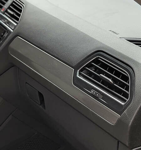 Червоний Фольксваген Tiguan Allspace, об'ємом двигуна 2 л та пробігом 198 тис. км за 16499 $, фото 32 на Automoto.ua