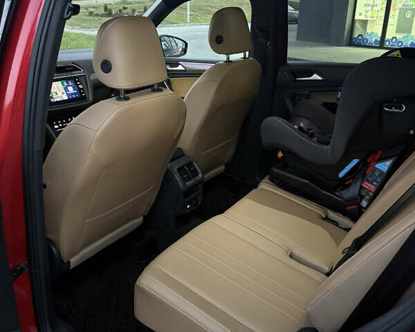 Червоний Фольксваген Tiguan Allspace, об'ємом двигуна 2 л та пробігом 23 тис. км за 29900 $, фото 9 на Automoto.ua