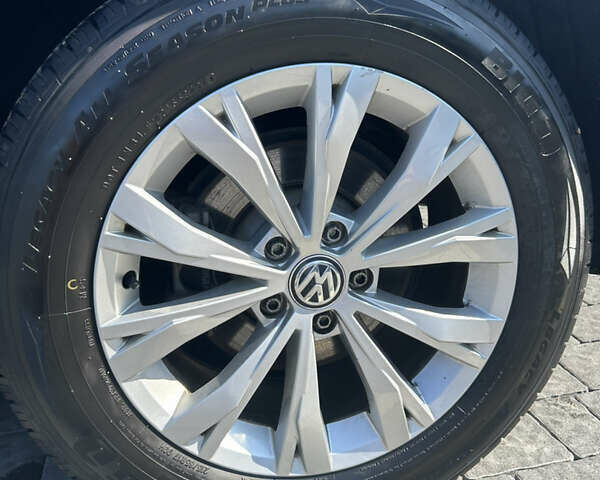 Серый Фольксваген Tiguan Allspace, объемом двигателя 2 л и пробегом 135 тыс. км за 15550 $, фото 4 на Automoto.ua