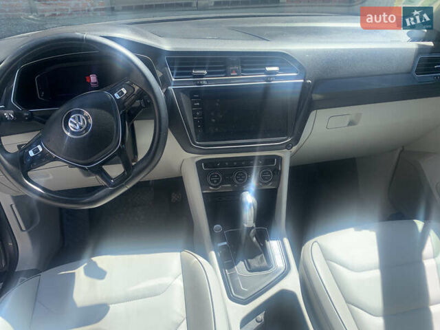 Сірий Фольксваген Tiguan Allspace, об'ємом двигуна 2 л та пробігом 215 тис. км за 27100 $, фото 19 на Automoto.ua