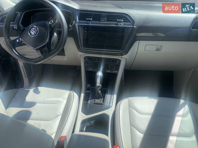 Сірий Фольксваген Tiguan Allspace, об'ємом двигуна 2 л та пробігом 215 тис. км за 27100 $, фото 23 на Automoto.ua