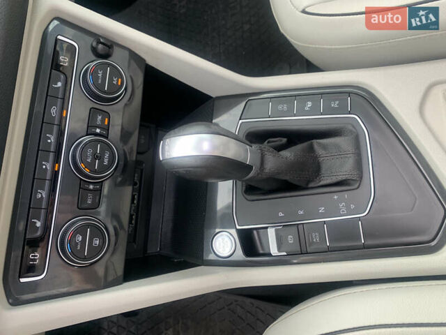 Сірий Фольксваген Tiguan Allspace, об'ємом двигуна 2 л та пробігом 215 тис. км за 27100 $, фото 12 на Automoto.ua