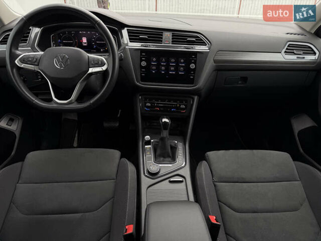 Серый Фольксваген Tiguan Allspace, объемом двигателя 1.97 л и пробегом 220 тыс. км за 32900 $, фото 25 на Automoto.ua