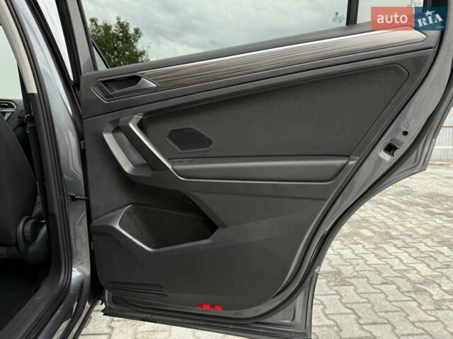 Серый Фольксваген Tiguan Allspace, объемом двигателя 1.97 л и пробегом 220 тыс. км за 32900 $, фото 41 на Automoto.ua