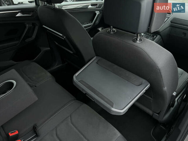 Сірий Фольксваген Tiguan Allspace, об'ємом двигуна 2 л та пробігом 204 тис. км за 29070 $, фото 45 на Automoto.ua