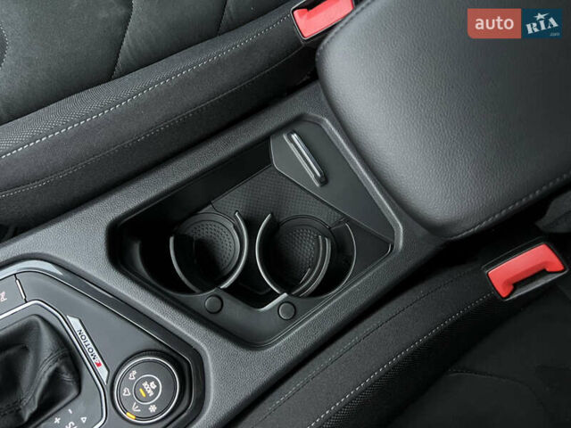 Сірий Фольксваген Tiguan Allspace, об'ємом двигуна 2 л та пробігом 204 тис. км за 29070 $, фото 62 на Automoto.ua