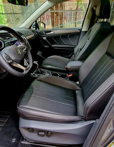 Серый Фольксваген Tiguan Allspace, объемом двигателя 2 л и пробегом 80 тыс. км за 21500 $, фото 13 на Automoto.ua