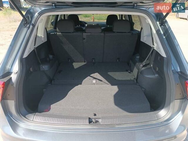 Серый Фольксваген Tiguan Allspace, объемом двигателя 2 л и пробегом 93 тыс. км за 23999 $, фото 24 на Automoto.ua