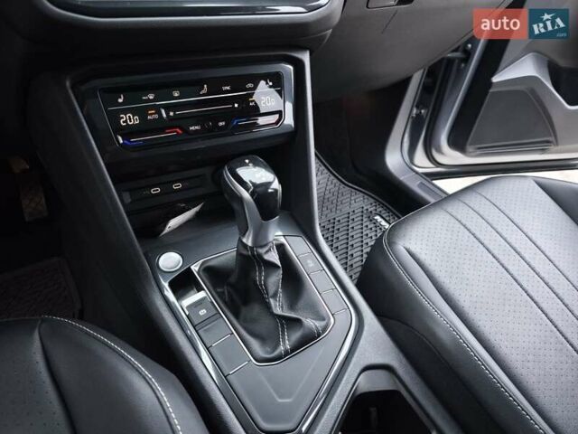 Сірий Фольксваген Tiguan Allspace, об'ємом двигуна 2 л та пробігом 156 тис. км за 22450 $, фото 32 на Automoto.ua